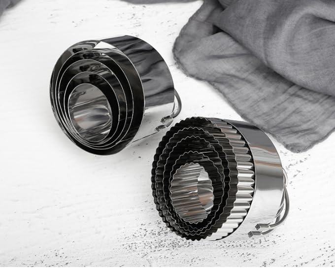 5-Piece Round Cookie Biscuit Cutter Set with Graduated Circle Design for Pastry, Pie, and Baking Molds, Premium Stainless Steel Ring Shaper Tools for Professional Kitchen Use