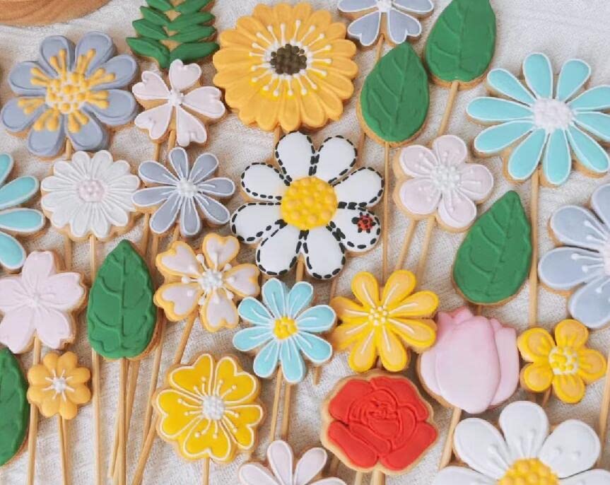 5Pcs Spring Flowers Cookie Cutters, Sunflower Dasiy Rose Tulip Shapes Biscuits Molds Stainless Steel Cutter Set for Mother's Day, Father's Day, Valentine's Day, Thanksgiving - color: Flower